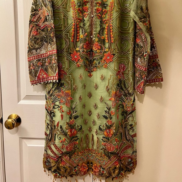 Pakistani Shalwar Kameez Clothing - Picture 2 of 5